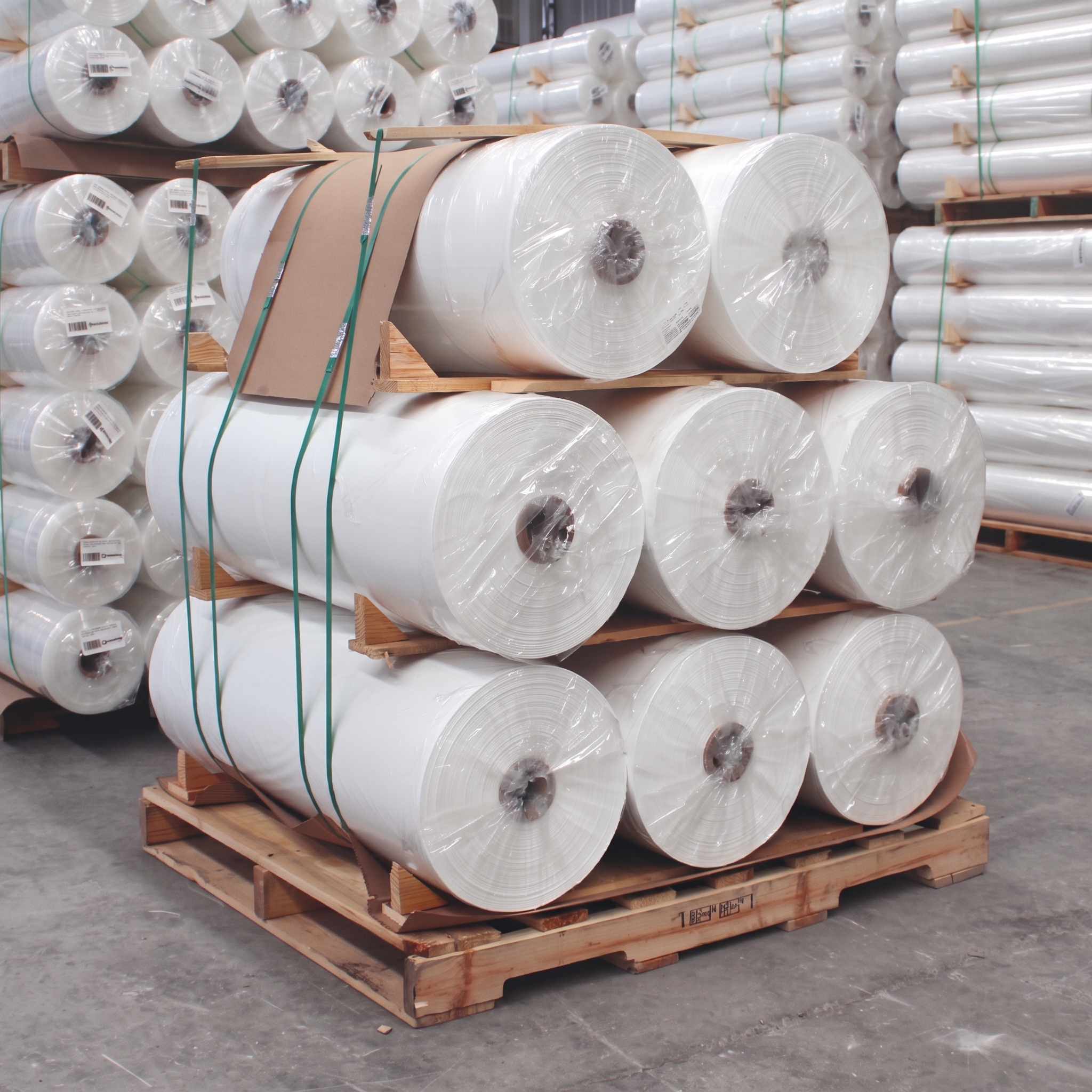 Rollos de polietileno apilados en bodega Plastiregio